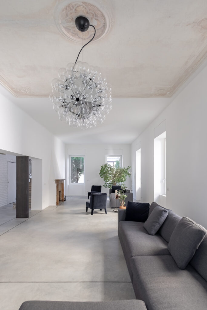 Villa moderna di design contemporanea in stile total white con cucina ad isola, parquet e parco/giardino a Varese per foto, video, eventi