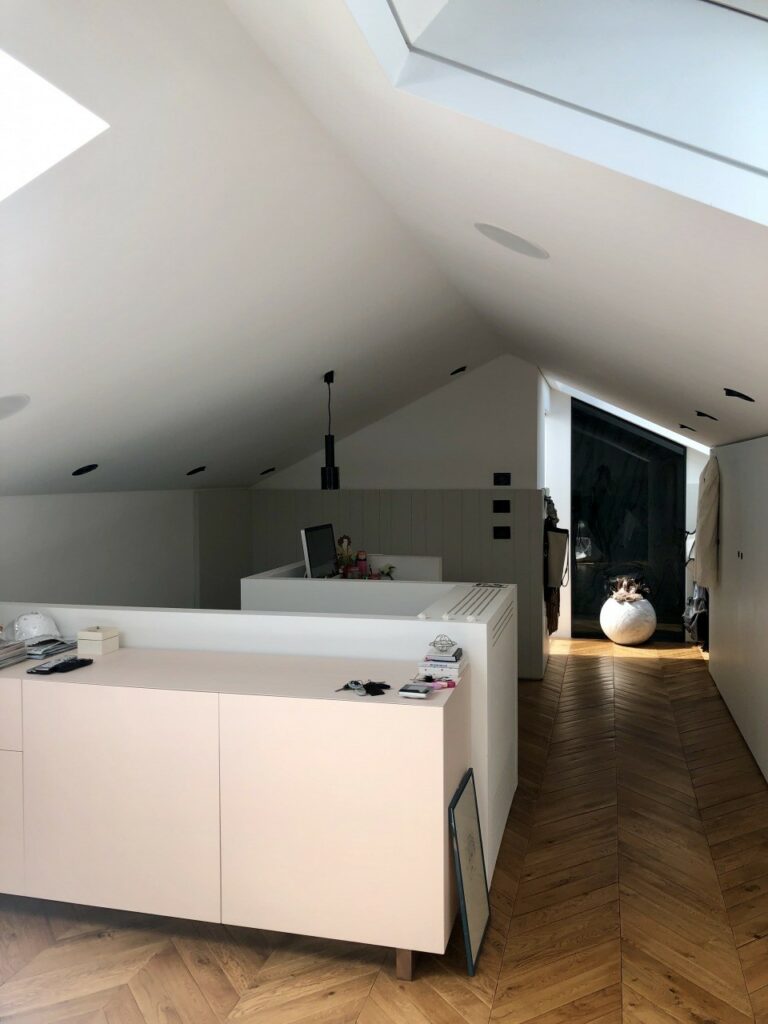 Appartamento di design contemporaneo con marmo e parquet a Torino per foto, video, eventi