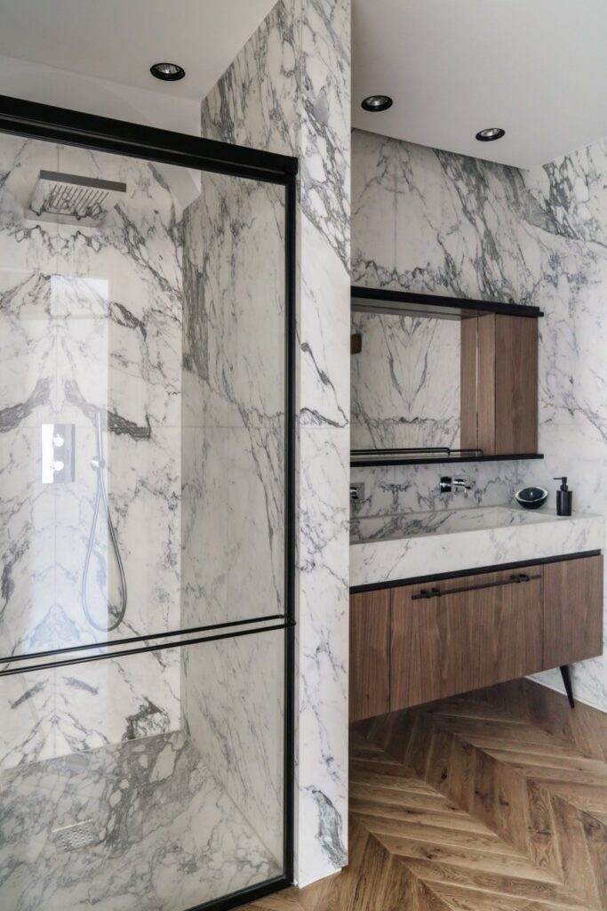 Appartamento di design contemporaneo con marmo e parquet a Torino per foto, video, eventi