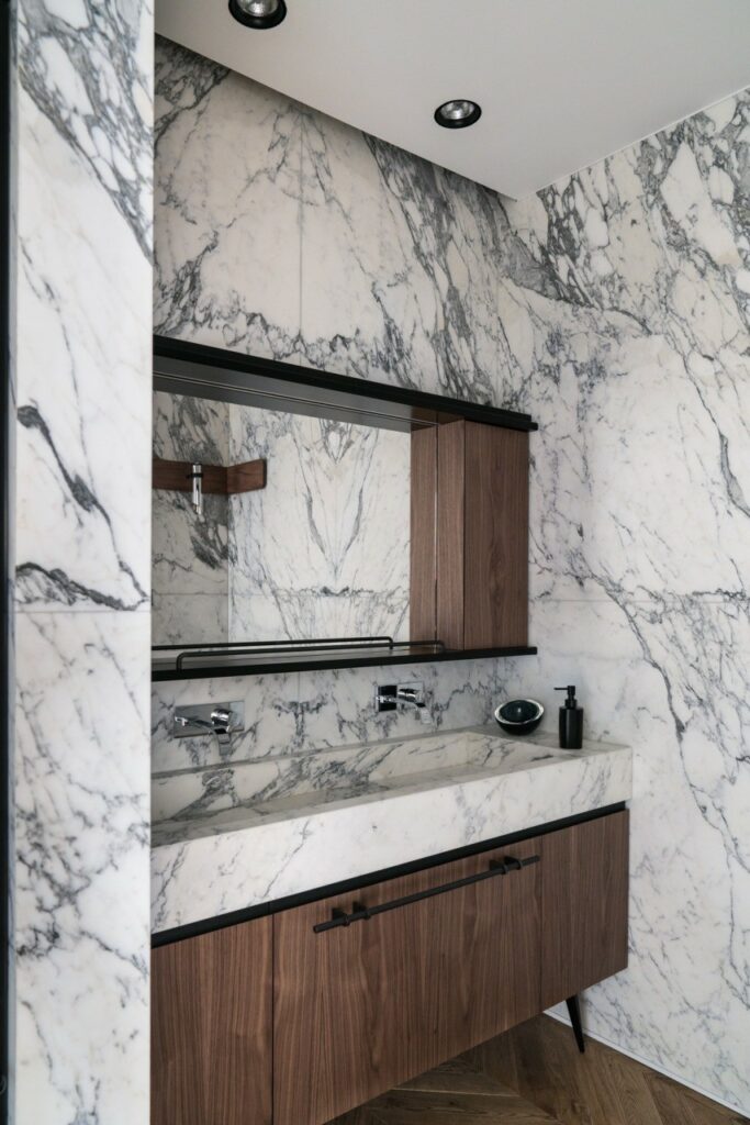 Appartamento di design contemporaneo con marmo e parquet a Torino per foto, video, eventi