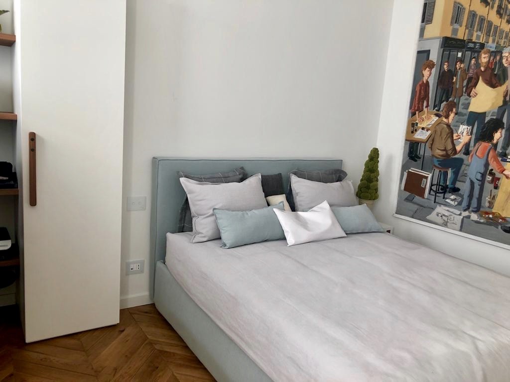 Appartamento di design contemporaneo con marmo e parquet a Torino per foto, video, eventi