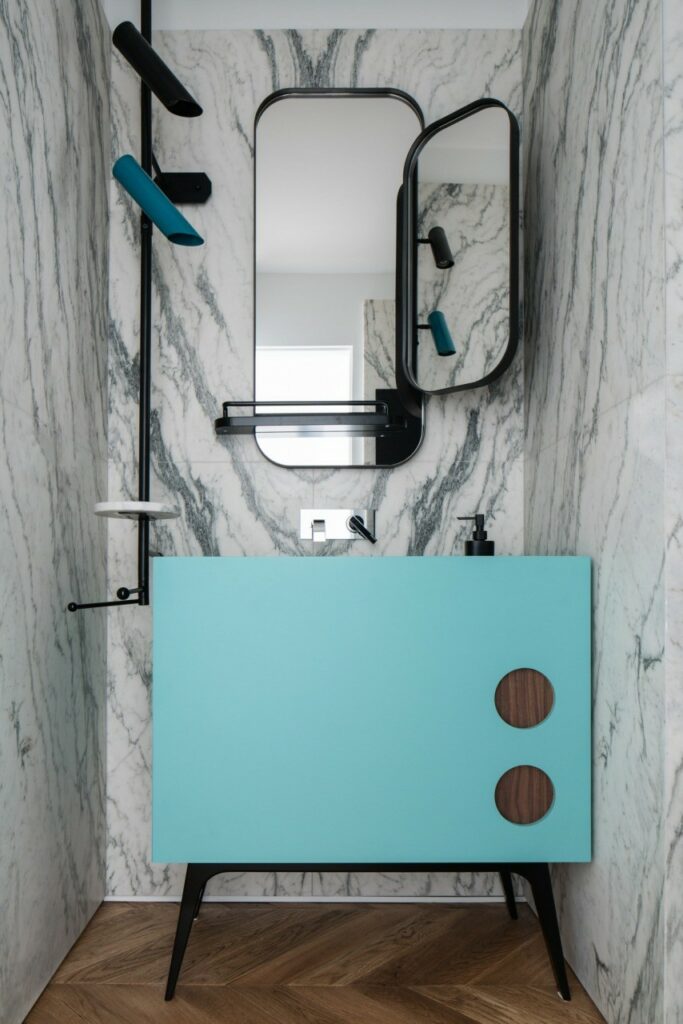 Appartamento di design contemporaneo con marmo e parquet a Torino per foto, video, eventi