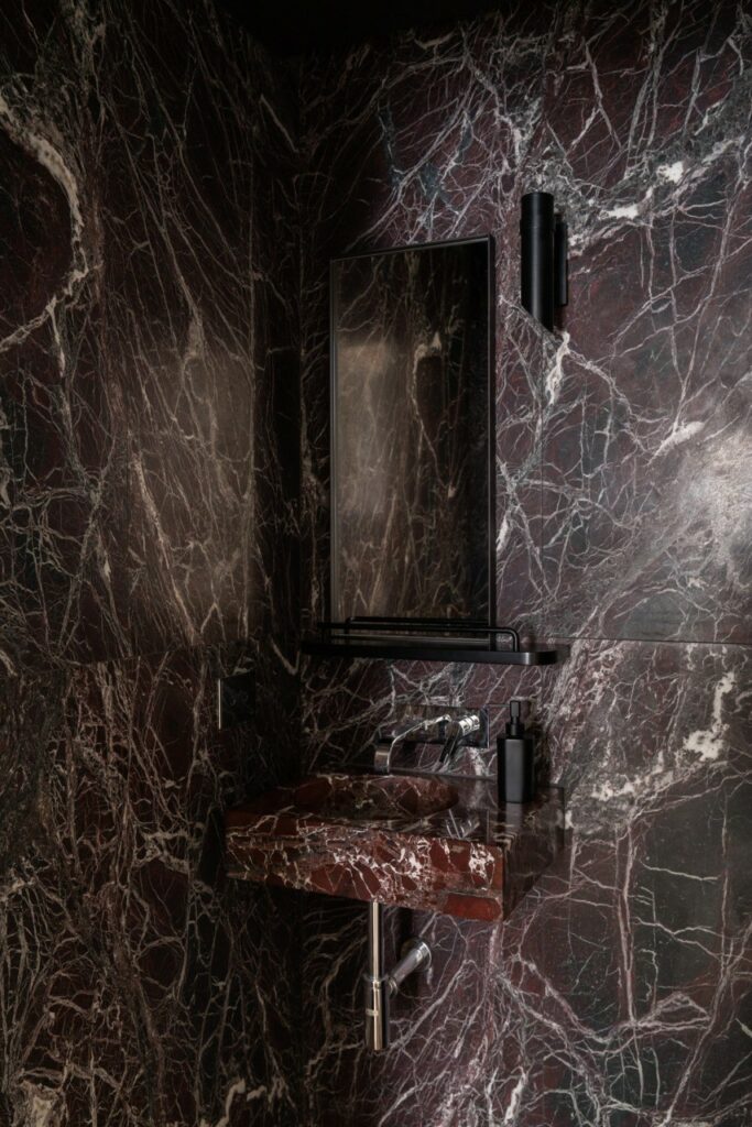 Appartamento di design contemporaneo con marmo e parquet a Torino per foto, video, eventi