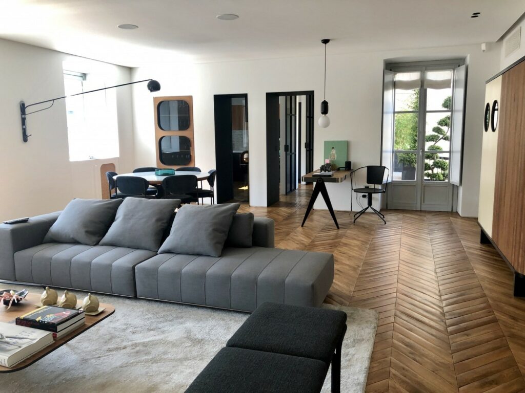 Appartamento di design contemporaneo con marmo e parquet a Torino per foto, video, eventi