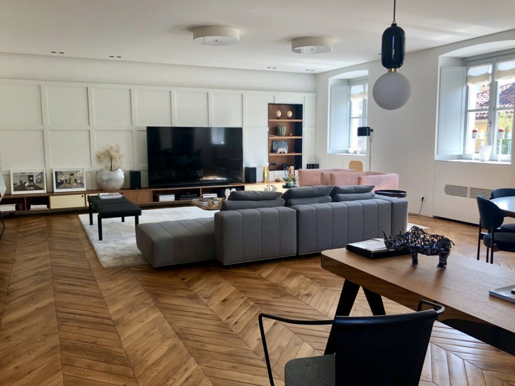 Appartamento di design contemporaneo con marmo e parquet a Torino per foto, video, eventi