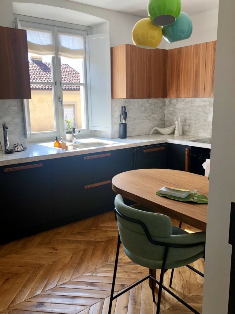 Appartamento di design contemporaneo con marmo e parquet a Torino per foto, video, eventi