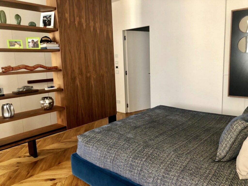 Appartamento di design contemporaneo con marmo e parquet a Torino per foto, video, eventi