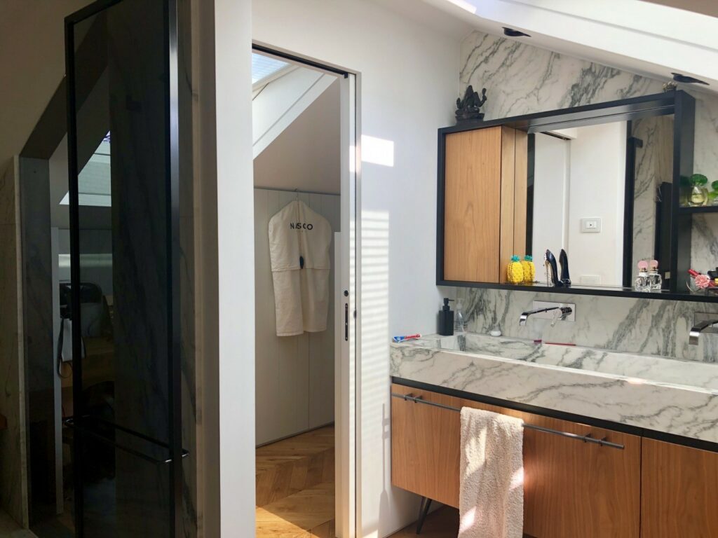 Appartamento di design contemporaneo con marmo e parquet a Torino per foto, video, eventi