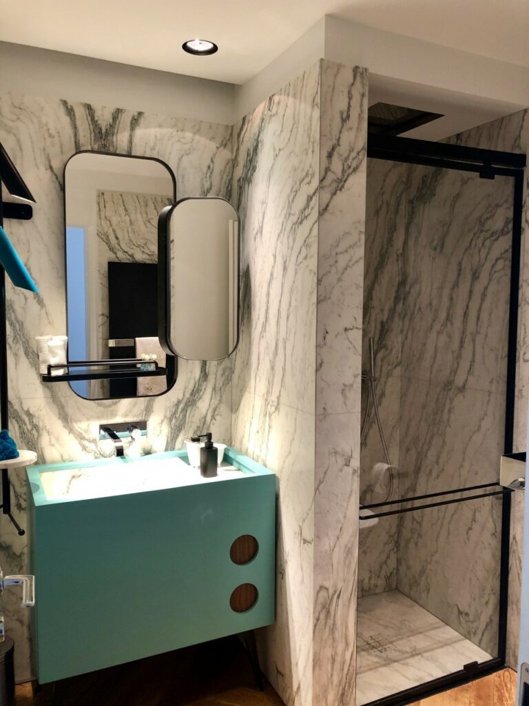 Appartamento di design contemporaneo con marmo e parquet a Torino per foto, video, eventi