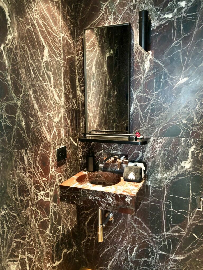 Appartamento di design contemporaneo con marmo e parquet a Torino per foto, video, eventi