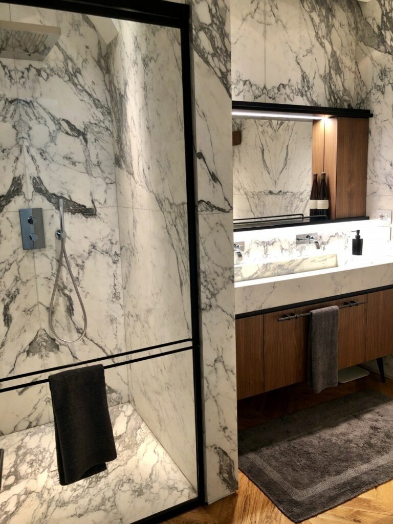 Appartamento di design contemporaneo con marmo e parquet a Torino per foto, video, eventi