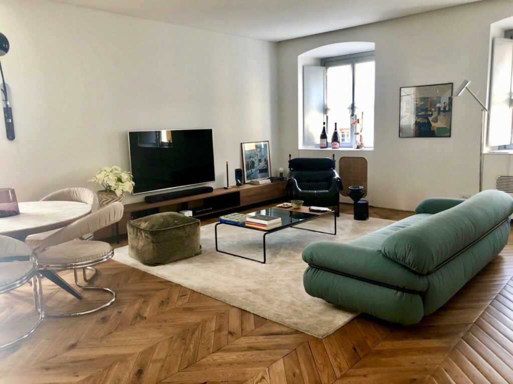 Appartamento di design contemporaneo con marmo e parquet a Torino per foto, video, eventi