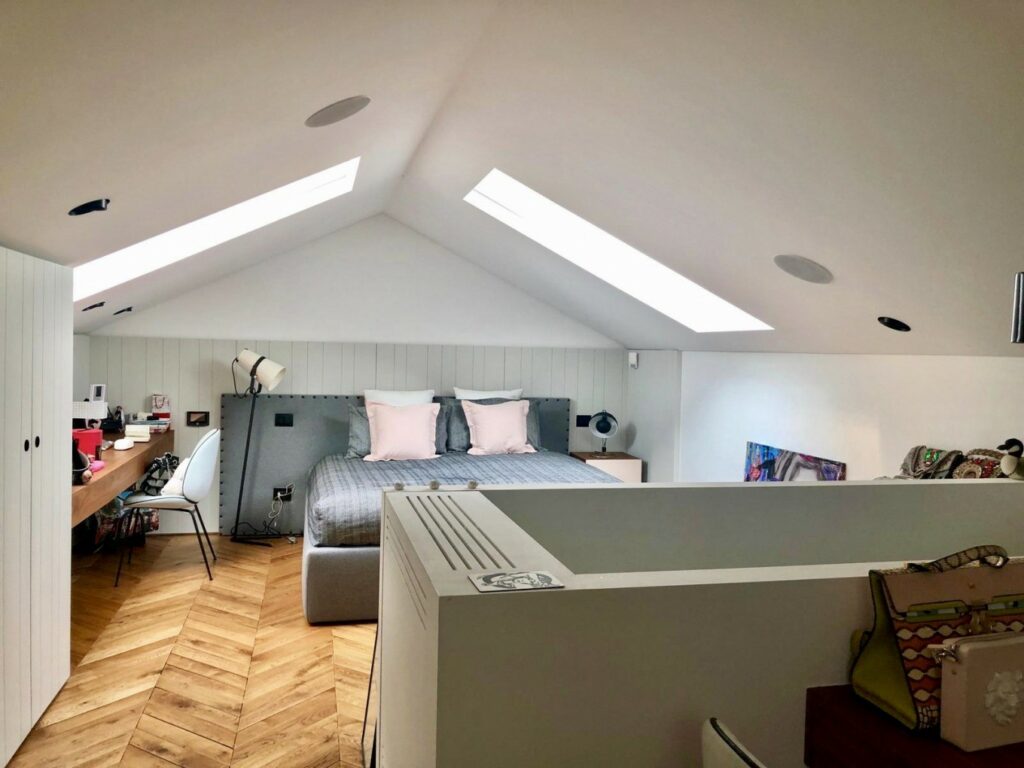 Appartamento di design contemporaneo con marmo e parquet a Torino per foto, video, eventi