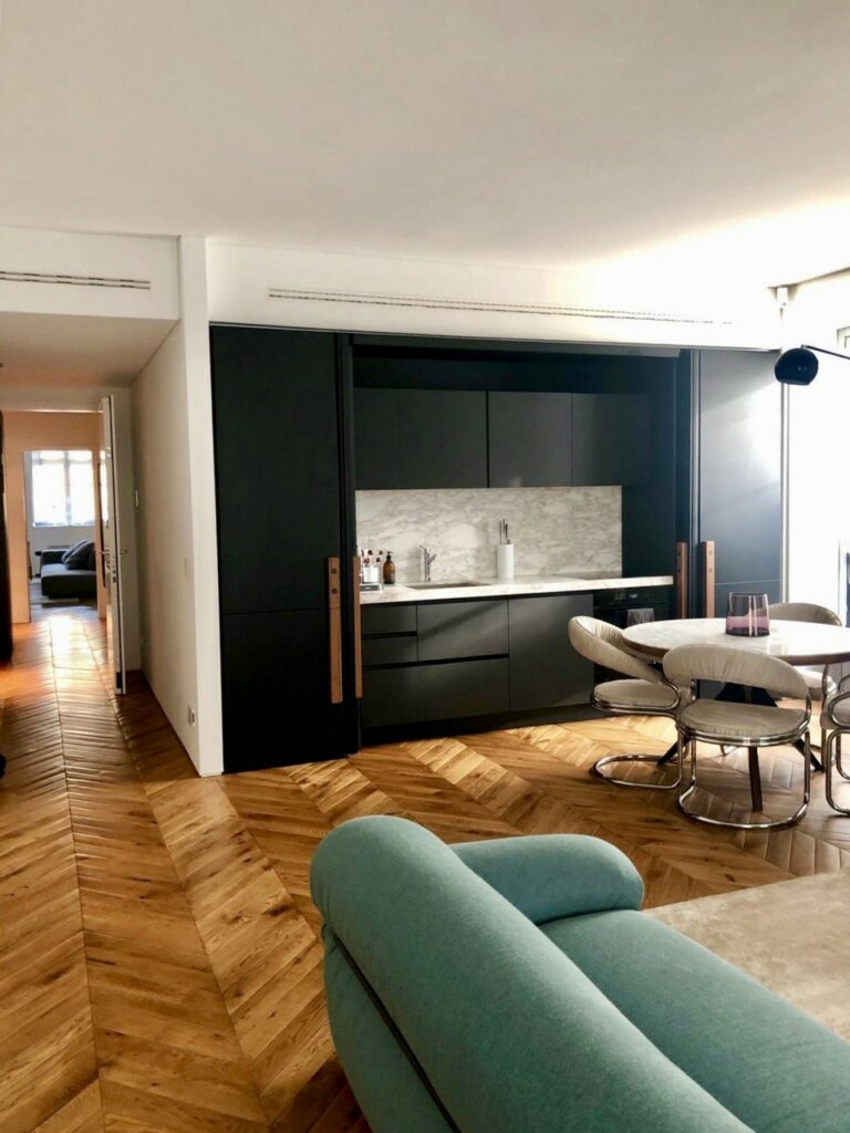 Appartamento di design contemporaneo con marmo e parquet a Torino per foto, video, eventi