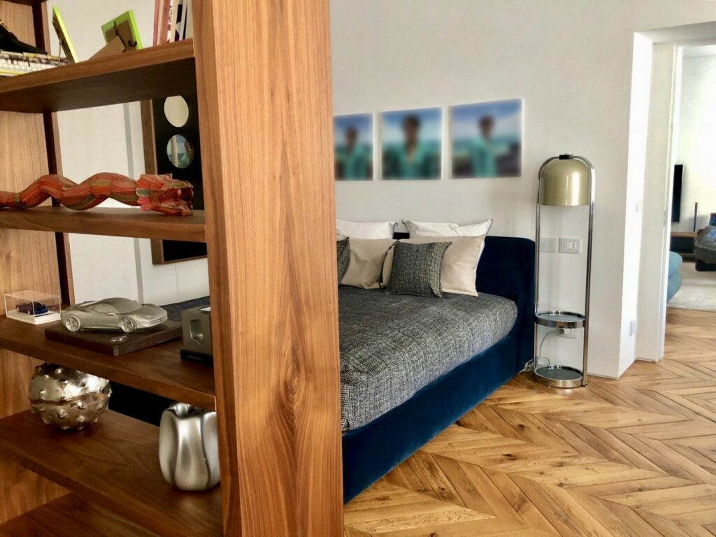 Appartamento di design contemporaneo con marmo e parquet a Torino per foto, video, eventi