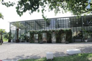 Villa moderna con piscina e parco/giardino a Milano per foto, video, eventi