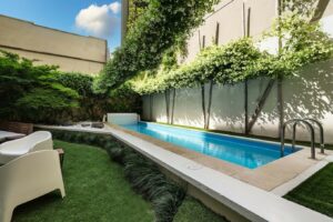 Villa minimal con piscina, giardino d’inverno e parquet a Milano per foto, video, eventi