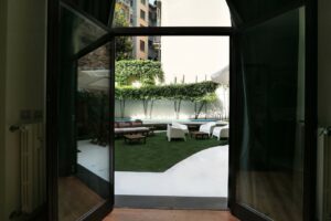 Villa minimal con piscina, giardino d’inverno e parquet a Milano per foto, video, eventi