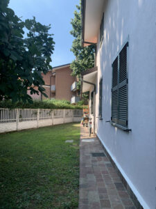 Villa classica contemporanea in stile vintage con cucina ad isola, parquet e parco/giardino a Monza e Brianza per foto, video, eventi