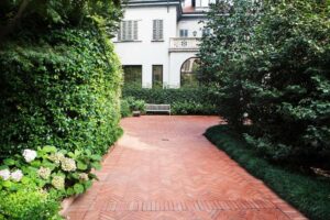 Spazio insolito moderno con mattoncini a vista, parco/giardino e cemento lisciato a Milano per foto, video, eventi
