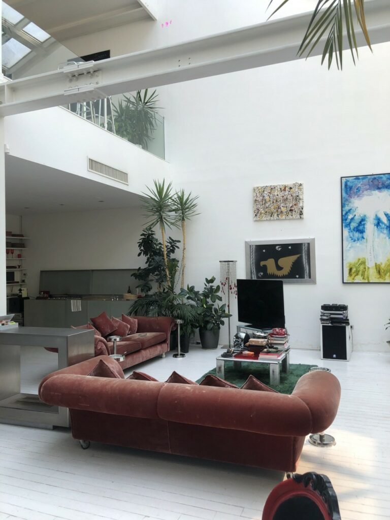 Loft industriale moderno con vetrate, giardino d’inverno e parquet a Milano per foto, video, eventi