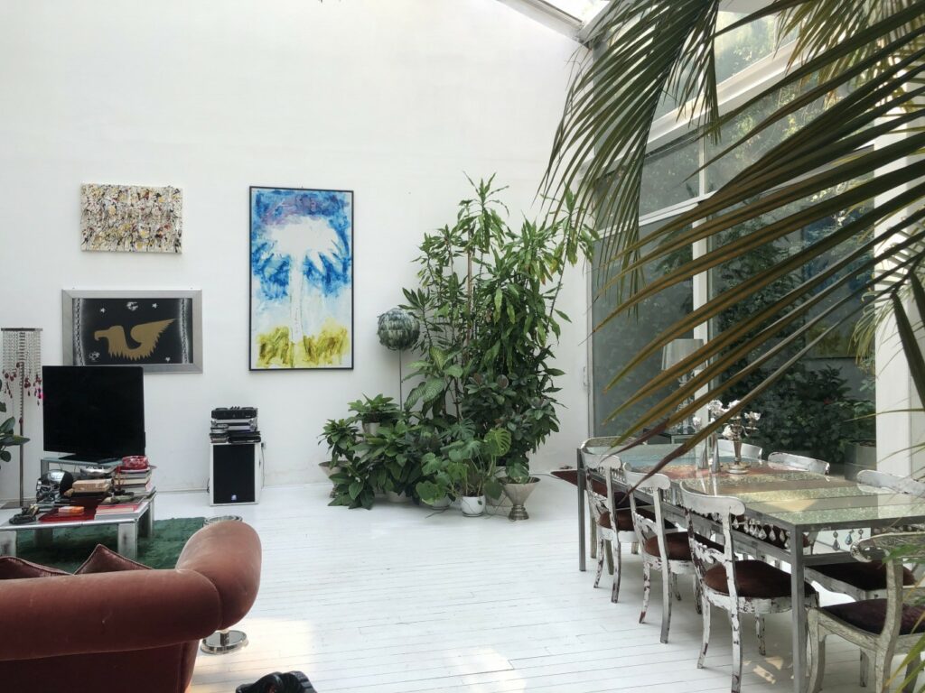 Loft industriale moderno con vetrate, giardino d’inverno e parquet a Milano per foto, video, eventi