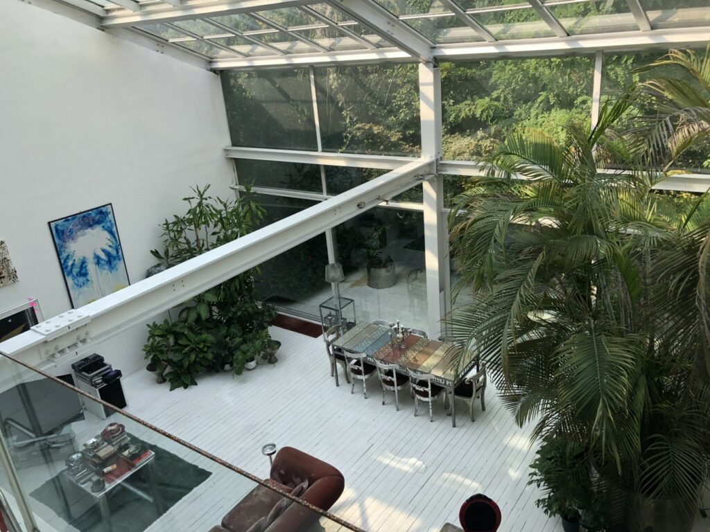 Loft industriale moderno con vetrate, giardino d’inverno e parquet a Milano per foto, video, eventi