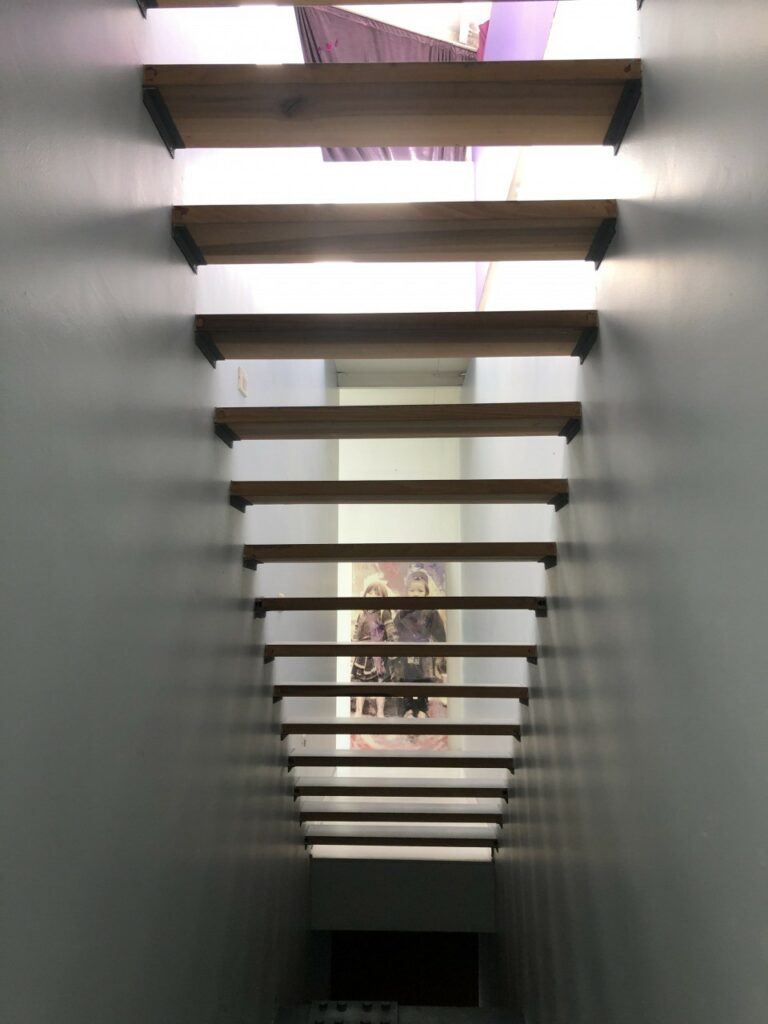 Loft industriale moderno con vetrate, giardino d’inverno e parquet a Milano per foto, video, eventi