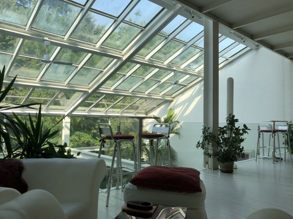 Loft industriale moderno con vetrate, giardino d’inverno e parquet a Milano per foto, video, eventi