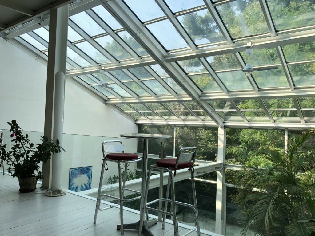 Loft industriale moderno con vetrate, giardino d’inverno e parquet a Milano per foto, video, eventi