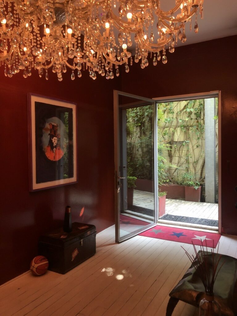 Loft industriale moderno con vetrate, giardino d’inverno e parquet a Milano per foto, video, eventi