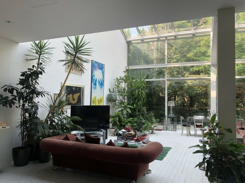 Loft industriale moderno con vetrate, giardino d’inverno e parquet a Milano per foto, video, eventi