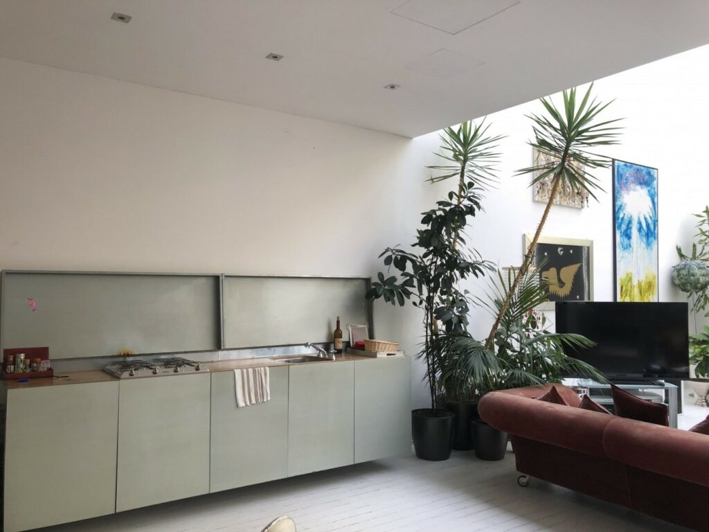 Loft industriale moderno con vetrate, giardino d’inverno e parquet a Milano per foto, video, eventi