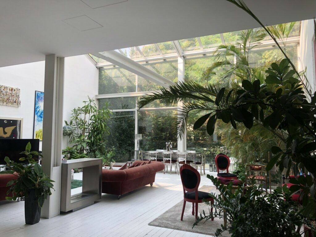 Loft industriale moderno con vetrate, giardino d’inverno e parquet a Milano per foto, video, eventi