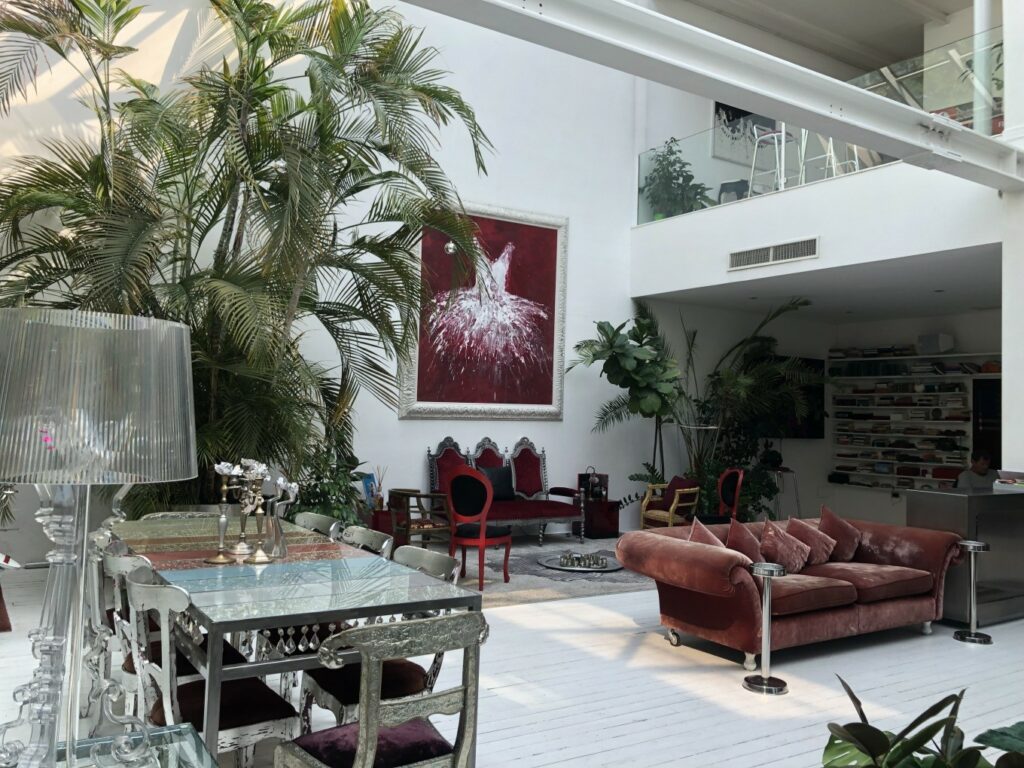 Loft industriale moderno con vetrate, giardino d’inverno e parquet a Milano per foto, video, eventi