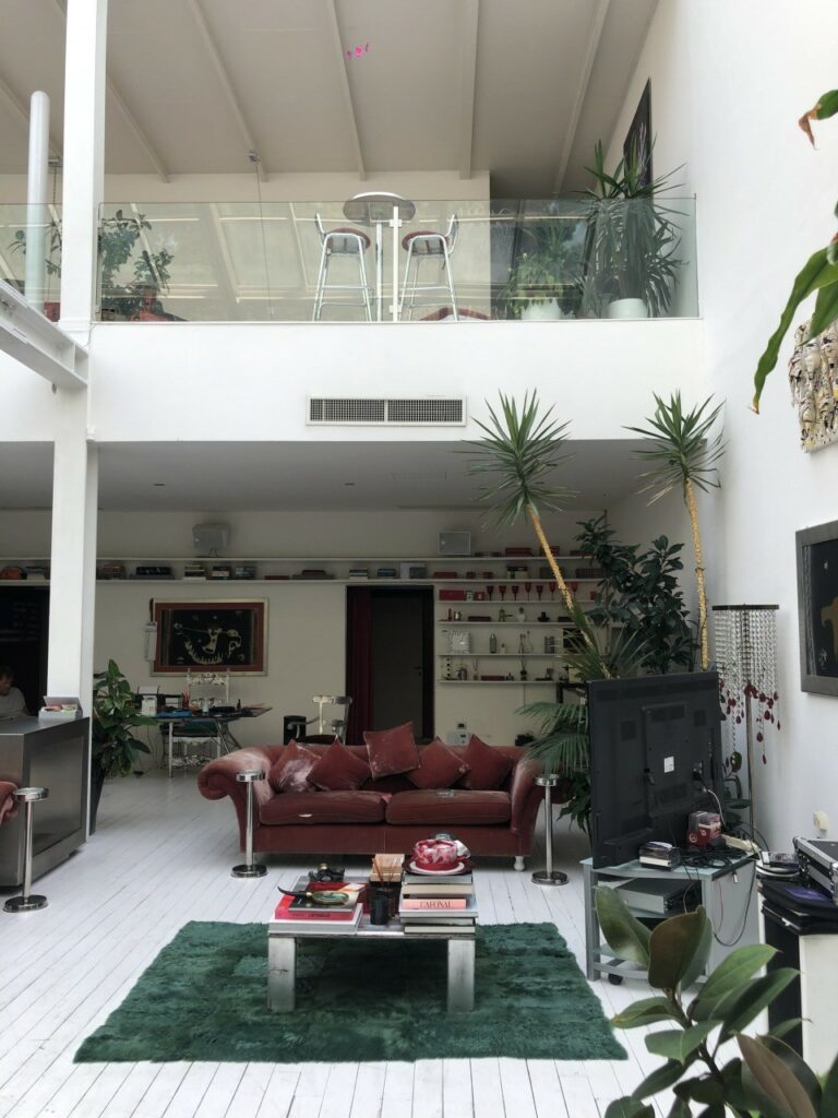 Loft industriale moderno con vetrate, giardino d’inverno e parquet a Milano per foto, video, eventi
