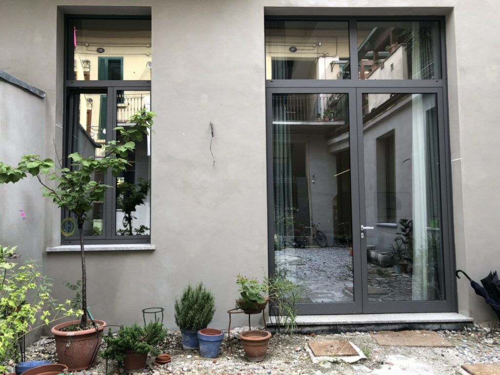 Loft industriale di design e parquet a Milano per foto, video, eventi