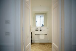 Appartamento classico in stile contemporaneo con marmo e parquet a Torino per foto, video, eventi