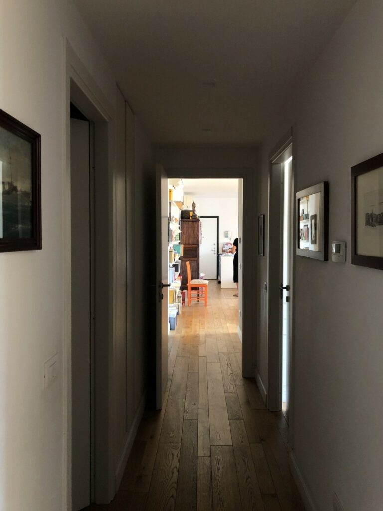 Appartamento contemporaneo moderno con parquet a Milano per foto, video, eventi