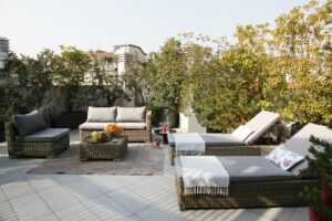 Appartamento moderno di design in stile contemporaneo con giardino d’inverno e parquet a Milano per foto, video, eventi