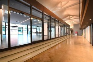 Spazio eventi moderno in stile industriale con cemento lisciato e vetrate a Milano per foto, video, eventi