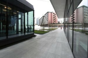 Spazio eventi moderno in stile industriale con cemento lisciato e vetrate a Milano per foto, video, eventi