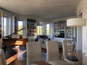 Appartamento classico con cucina ad isola e parquet a Milano per foto, video, eventi