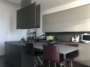Appartamento classico con cucina ad isola e parquet a Milano per foto, video, eventi