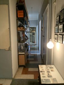 Appartamento contemporaneo in stile vintage con parquet a Milano per foto, video, eventi