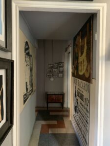 Appartamento contemporaneo in stile vintage con parquet a Milano per foto, video, eventi