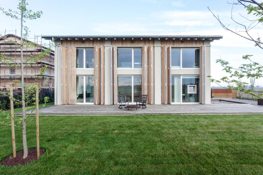 Villa di design moderna in stile total white con open space, vetrate, piscina, parquet e parco/giardino a Modena per foto, video, eventi