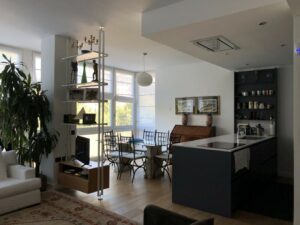 Appartamento classico moderno con cucina ad isola, vetrate e parquet a Milano per foto, video, eventi