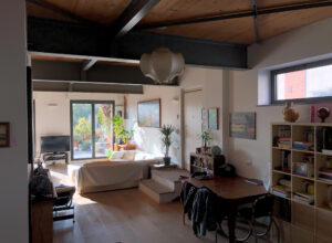 Appartamento di design con open space, parquet e vetrate a Milano per foto, video, eventi