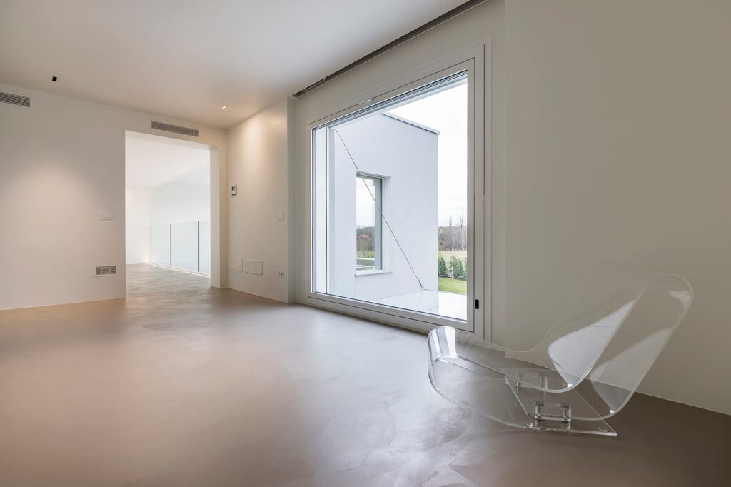 Villa di design moderno in stile minimal e total white con parco/giardino, vetrate e cucina ad isola a Como per foto, video, eventi